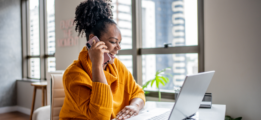 Agent working on the phone